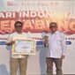 Direktur Utama BPRS Bhakti Sumekar Sumenep, Hairil Fajar (kanan) sesaat setelah menerima penghargaan KEJAR OJK.