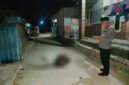 Korban tergeletak bersimbah darah di tengah Jalan Proyek, Dusun Pesisir, Desa Dharma Camplong, Kecamatan Camplong, Kabupaten Sampang, pada Kamis (10/9/2026). Foto: dok. Humas Polres Sampang