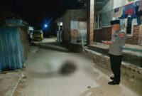 Korban tergeletak bersimbah darah di tengah Jalan Proyek, Dusun Pesisir, Desa Dharma Camplong, Kecamatan Camplong, Kabupaten Sampang, pada Kamis (10/9/2026). Foto: dok. Humas Polres Sampang