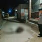 Korban tergeletak bersimbah darah di tengah Jalan Proyek, Dusun Pesisir, Desa Dharma Camplong, Kecamatan Camplong, Kabupaten Sampang, pada Kamis (10/9/2026). Foto: dok. Humas Polres Sampang