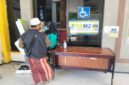 Seorang pasien mendaftar secara online di bantu seorang petugas RSMZ Sampang, Rabu (16/9/2026). Foto: Mansur/Dapurrakyatnews