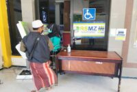 Seorang pasien mendaftar secara online di bantu seorang petugas RSMZ Sampang, Rabu (16/9/2026). Foto: Mansur/Dapurrakyatnews