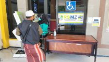 Seorang pasien mendaftar secara online di bantu seorang petugas RSMZ Sampang, Rabu (16/9/2026). Foto: Mansur/Dapurrakyatnews