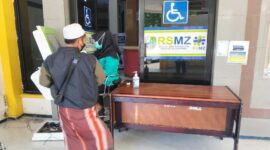 Seorang pasien mendaftar secara online di bantu seorang petugas RSMZ Sampang, Rabu (16/9/2026). Foto: Mansur/Dapurrakyatnews