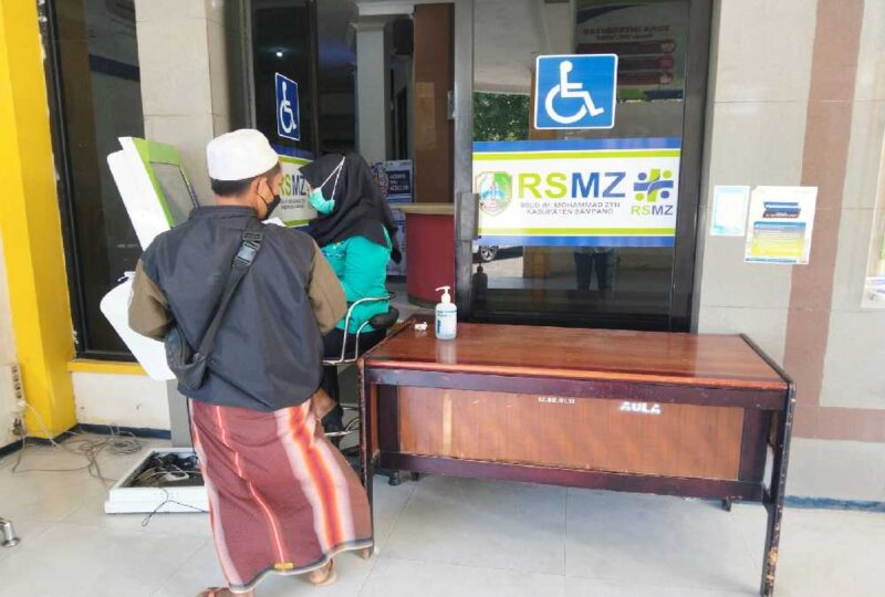 Seorang pasien mendaftar secara online di bantu seorang petugas RSMZ Sampang, Rabu (16/9/2026). Foto: Mansur/Dapurrakyatnews