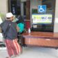 Seorang pasien mendaftar secara online di bantu seorang petugas RSMZ Sampang, Rabu (16/9/2026). Foto: Mansur/Dapurrakyatnews