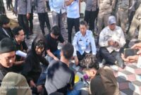 Kepala Inspektorat Sumenep, Drs. Raden Achmad Syahwan Effendy, (baju putih duduk) saat menemui mahasiswa. Rabu (16/9/2026).