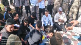 Kepala Inspektorat Sumenep, Drs. Raden Achmad Syahwan Effendy, (baju putih duduk) saat menemui mahasiswa. Rabu (16/9/2026).