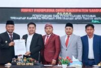 Ketua DPRD, Rudi Kurniawan dan Wabup Sampang, H. Ahmad Mahfudz menunjukkan nota pengesahan perubahan APBD 2026  di Aula Graha DPRD setempat, pada Rabu (23/9/2026).