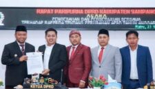 Ketua DPRD, Rudi Kurniawan dan Wabup Sampang, H. Ahmad Mahfudz menunjukkan nota pengesahan perubahan APBD 2026  di Aula Graha DPRD setempat, pada Rabu (23/9/2026).