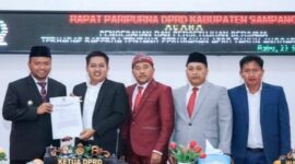 Ketua DPRD, Rudi Kurniawan dan Wabup Sampang, H. Ahmad Mahfudz menunjukkan nota pengesahan perubahan APBD 2026  di Aula Graha DPRD setempat, pada Rabu (23/9/2026).