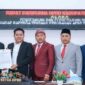 Ketua DPRD, Rudi Kurniawan dan Wabup Sampang, H. Ahmad Mahfudz menunjukkan nota pengesahan perubahan APBD 2026  di Aula Graha DPRD setempat, pada Rabu (23/9/2026).