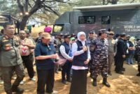 Gubernur Jawa Timur Khofifah Indar Parawansa bersama Wakil Bupati Sumenep Imam Hasyim saat memberikan keterangan Pera kepada sejumlah awak media. 