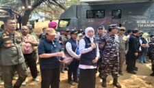 Gubernur Jawa Timur Khofifah Indar Parawansa bersama Wakil Bupati Sumenep Imam Hasyim saat memberikan keterangan Pera kepada sejumlah awak media. 
