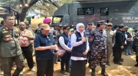 Gubernur Jawa Timur Khofifah Indar Parawansa bersama Wakil Bupati Sumenep Imam Hasyim saat memberikan keterangan Pera kepada sejumlah awak media. 