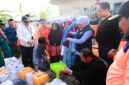 Gubernur Jawa Timur, Khofifah Indar Parawansa, saat mendistribusikan air bersih saat lakukan kunjungan kerja di Kabupaten Sumenep. Rabu (14/10/2026). 