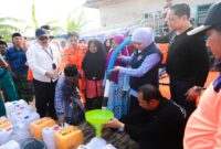 Gubernur Jawa Timur, Khofifah Indar Parawansa, saat mendistribusikan air bersih saat lakukan kunjungan kerja di Kabupaten Sumenep. Rabu (14/10/2026). 