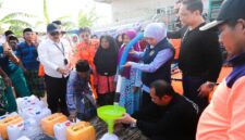 Gubernur Jawa Timur, Khofifah Indar Parawansa, saat mendistribusikan air bersih saat lakukan kunjungan kerja di Kabupaten Sumenep. Rabu (14/10/2026).