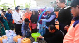 Gubernur Jawa Timur, Khofifah Indar Parawansa, saat mendistribusikan air bersih saat lakukan kunjungan kerja di Kabupaten Sumenep. Rabu (14/10/2026). 