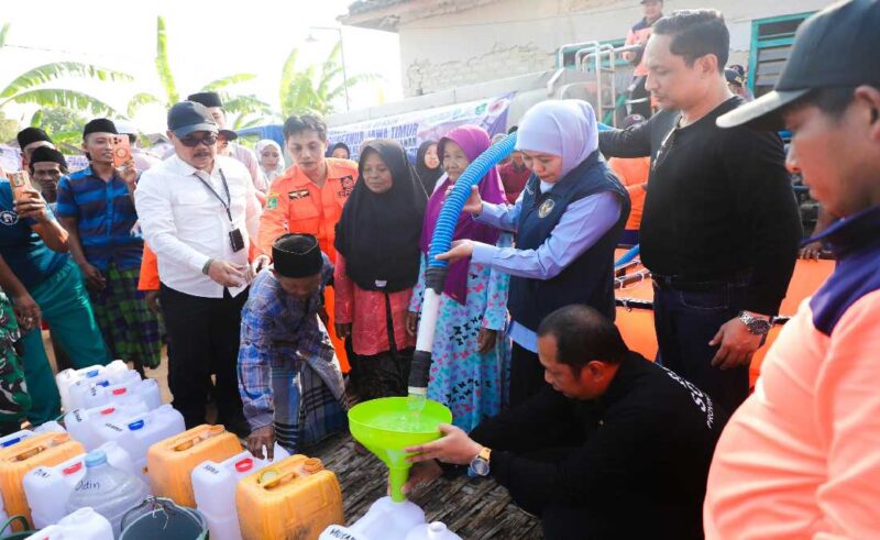 Gubernur Jawa Timur, Khofifah Indar Parawansa, saat mendistribusikan air bersih saat lakukan kunjungan kerja di Kabupaten Sumenep. Rabu (14/10/2026). 
