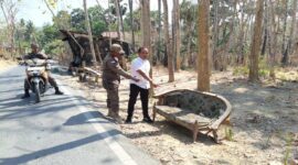 Petugas dan warga saat menunjukkan di mana pertama kali bayi ditemukan oleh warga. Foto: Humas Polresta Sumenep. 