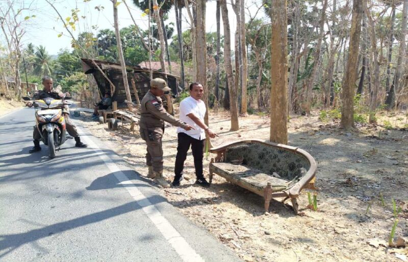 Petugas dan warga saat menunjukkan di mana pertama kali bayi ditemukan oleh warga. Foto: Humas Polresta Sumenep. 