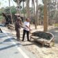 Petugas dan warga saat menunjukkan di mana pertama kali bayi ditemukan oleh warga. Foto: Humas Polresta Sumenep. 