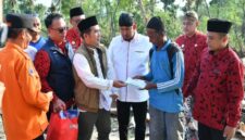 Bupati Sumenep Achmad Fauzi Wongsojudo (kemeja putih) saat kegiatan bersama Baznas Sumenep