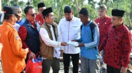 Bupati Sumenep Achmad Fauzi Wongsojudo (kemeja putih) saat kegiatan bersama Baznas Sumenep