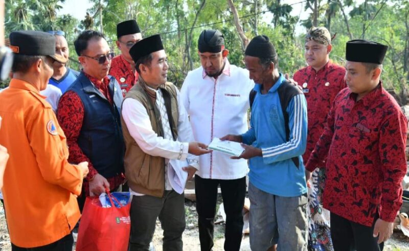 Bupati Sumenep Achmad Fauzi Wongsojudo (kemeja putih) saat kegiatan bersama Baznas Sumenep